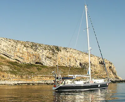 A barlang előtt az Albatrossal